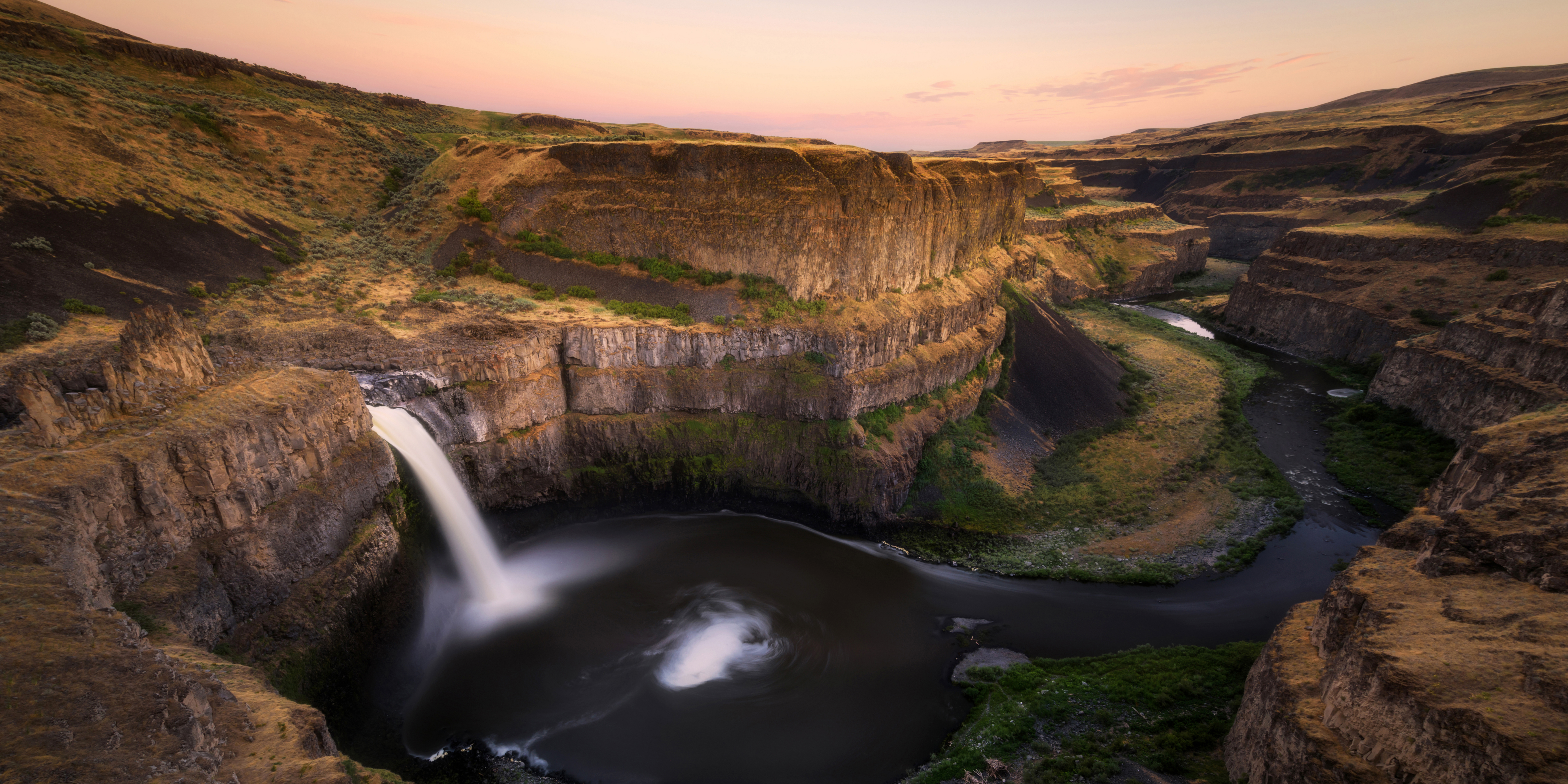 Palouse falls during sunset.