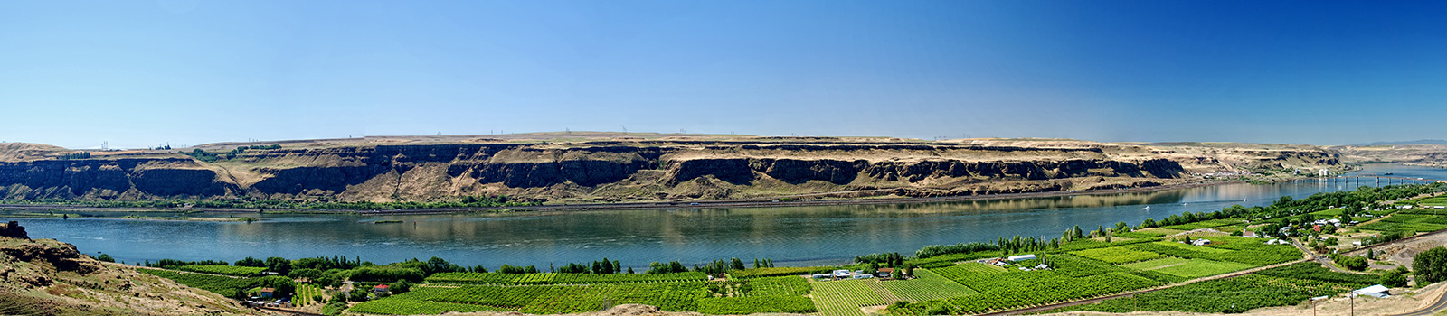 Panoramic photo of the Columbia river with blue skies